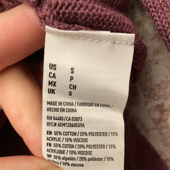 American Eagle size S sweater. 55% cotton, 20% poly, 15% acrylic, & 10% viscose - Picture 5 of 5